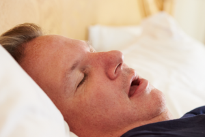 5 powodów, aby w nocy włożyć poduszkę lub gruby koc między nogi