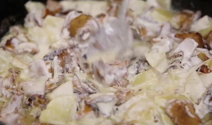 Jak gotować kurki z ziemniakami w śmietanie