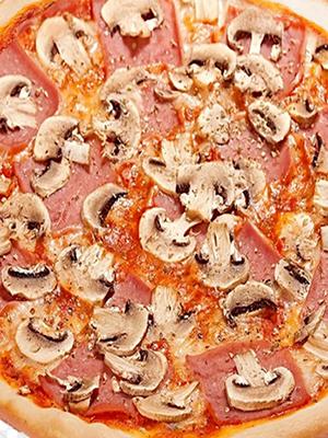 Domowa pizza z szynką i grzybami