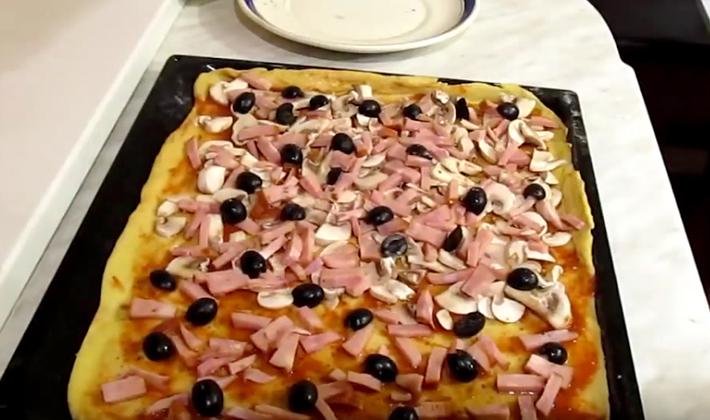 Domowa pizza z szynką i grzybami