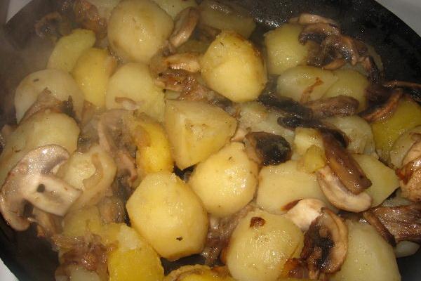Gotowane ziemniaki z grzybami