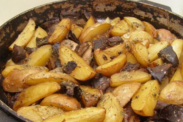 Gotowane ziemniaki z grzybami