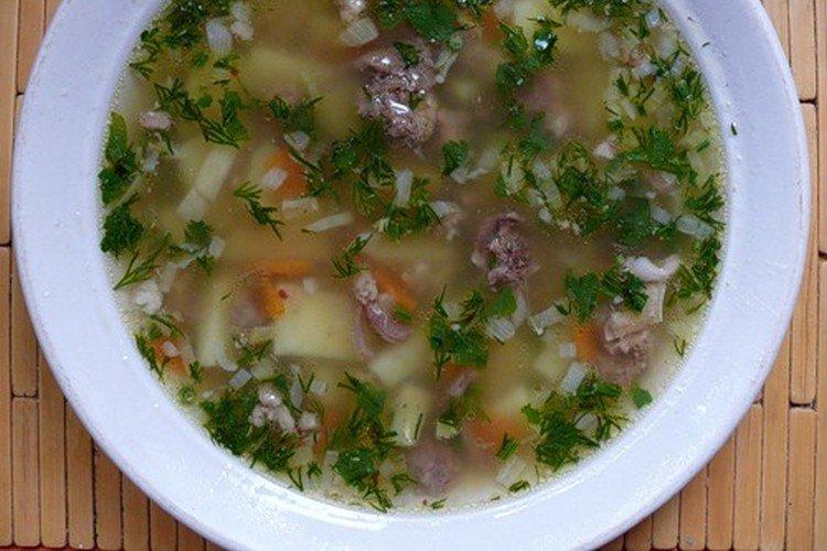 Zupa pokrzywowa z duszonym mięsem i kaszą jaglaną