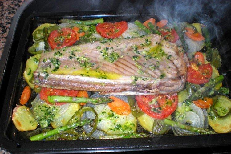 Tuńczyk z warzywami w piekarniku