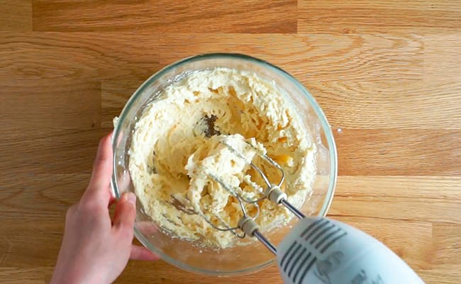 Połącz mąkę z masłem